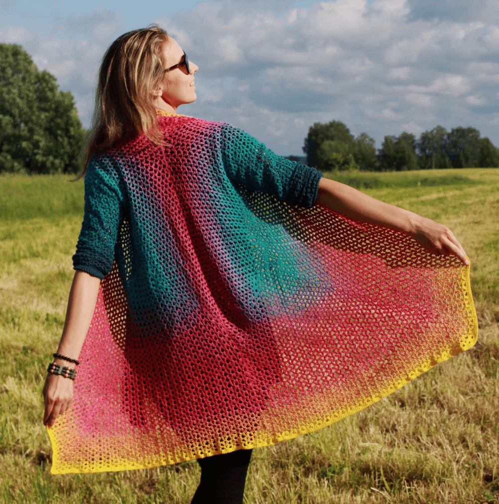 Päike põues PDF-mustri järgi valminud kampsuni näidis mudelil, eest avatuna ja värviliugudega