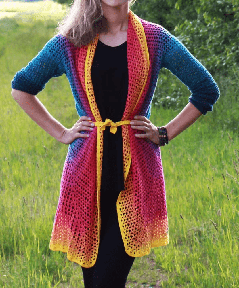 Päike põues PDF-mustri järgi valminud kampsuni detailvaade eest, näha on vöökoht ja värviliug