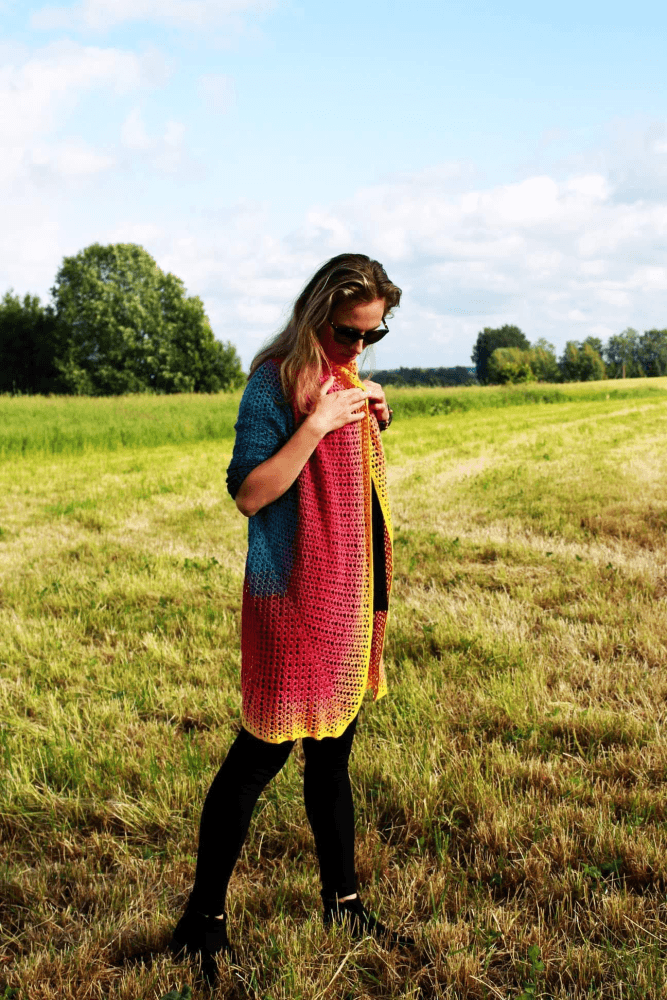 Päike põues PDF-mustri järgi valminud kampsuni täispikk vaade mudelil