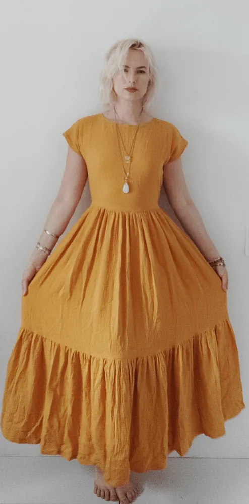 Kollane musliinist boho kleit eestvaates, avara ja lendleva seelikuosaga